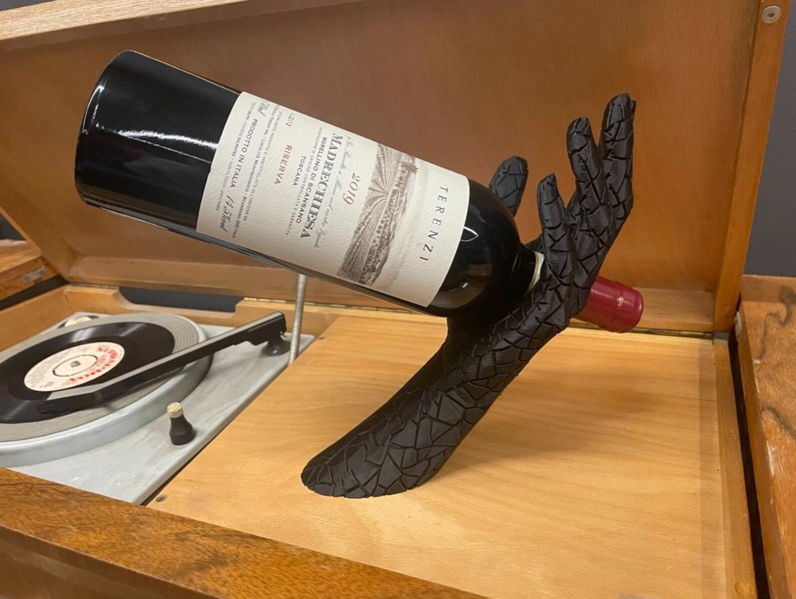 Hand wine bottle holder — detail view