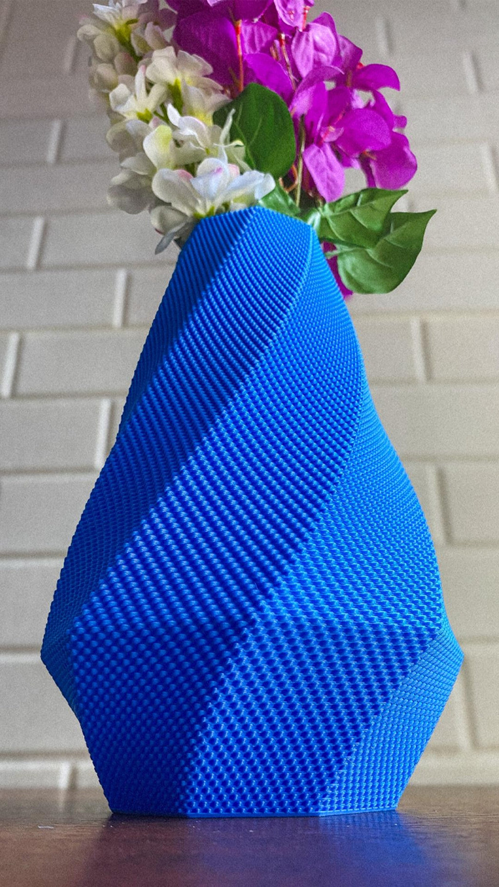 Selene vase — scale view