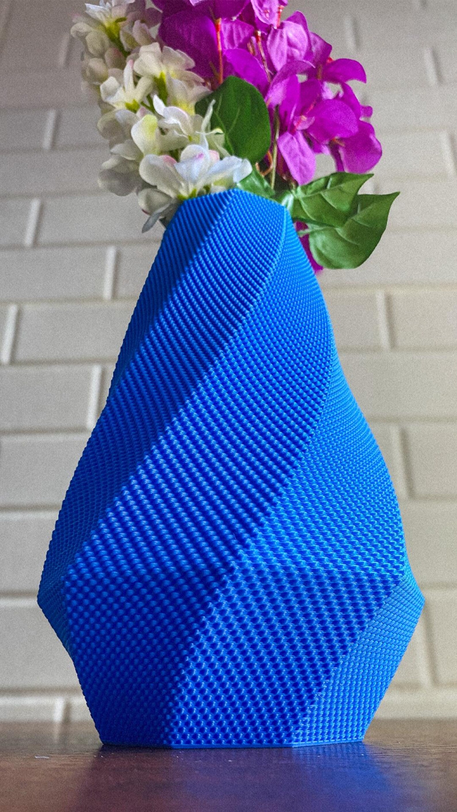 Selene vase — scale view