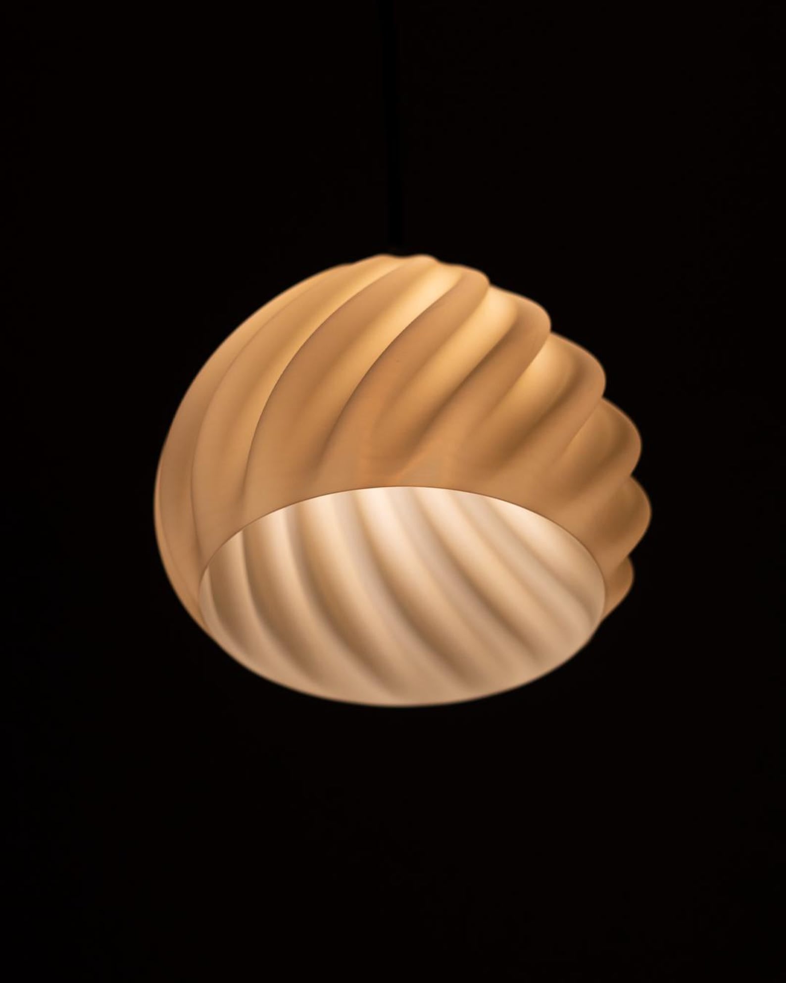 Dryft pendant lamp — glowing detail