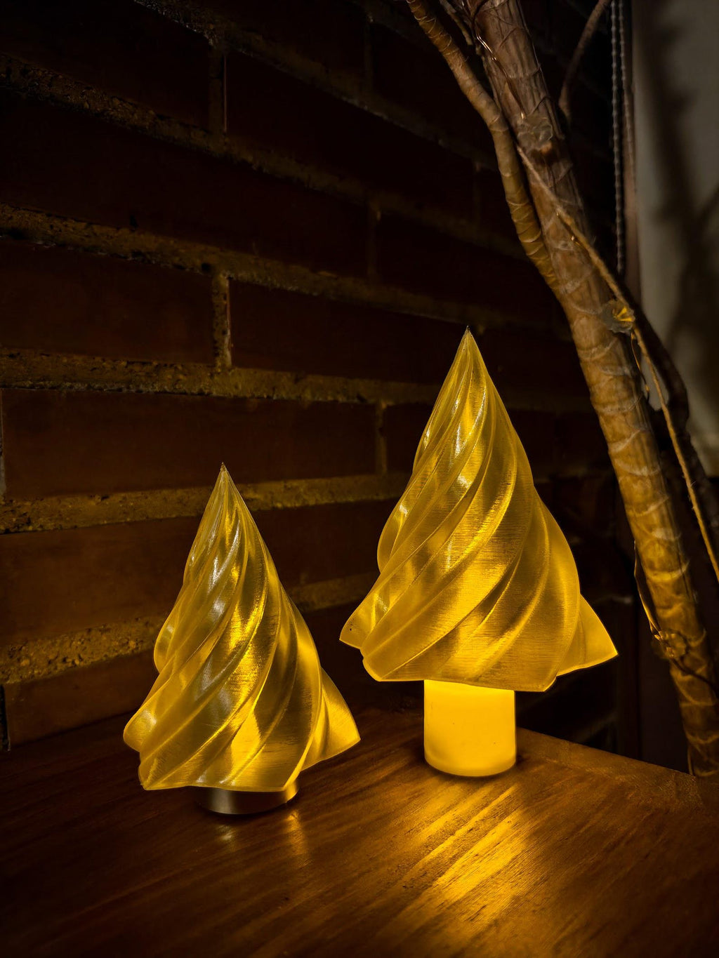 Kiki Christmas tree lamp — scale view