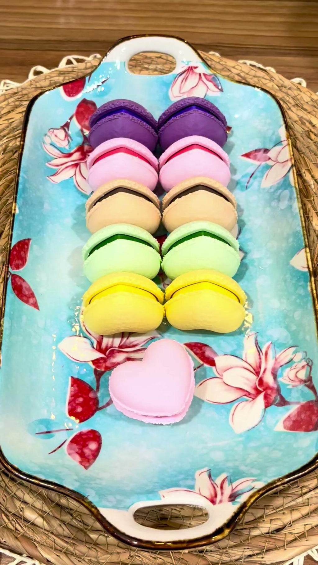 Macaron clicker party favor set